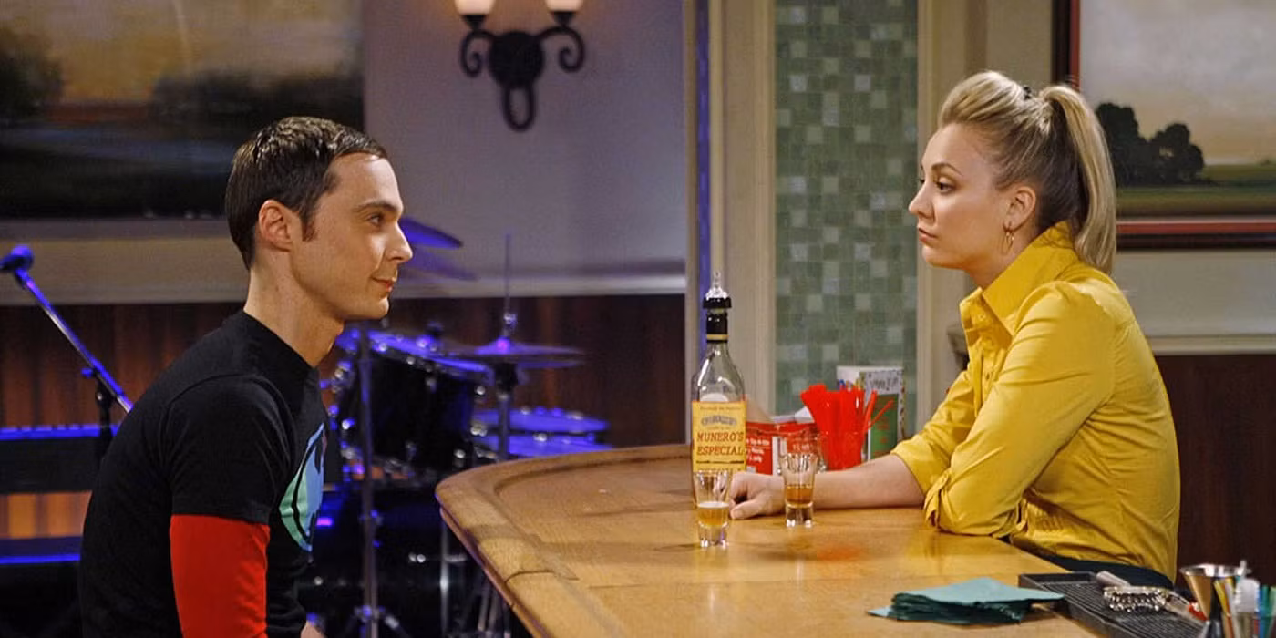 Sheldon és Penny beszélget egy bárpultnál az Agymenőkben