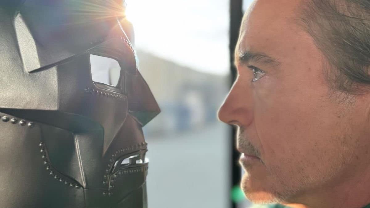 Robert Downey Jr Bosszúállók Doctor Doom maszk