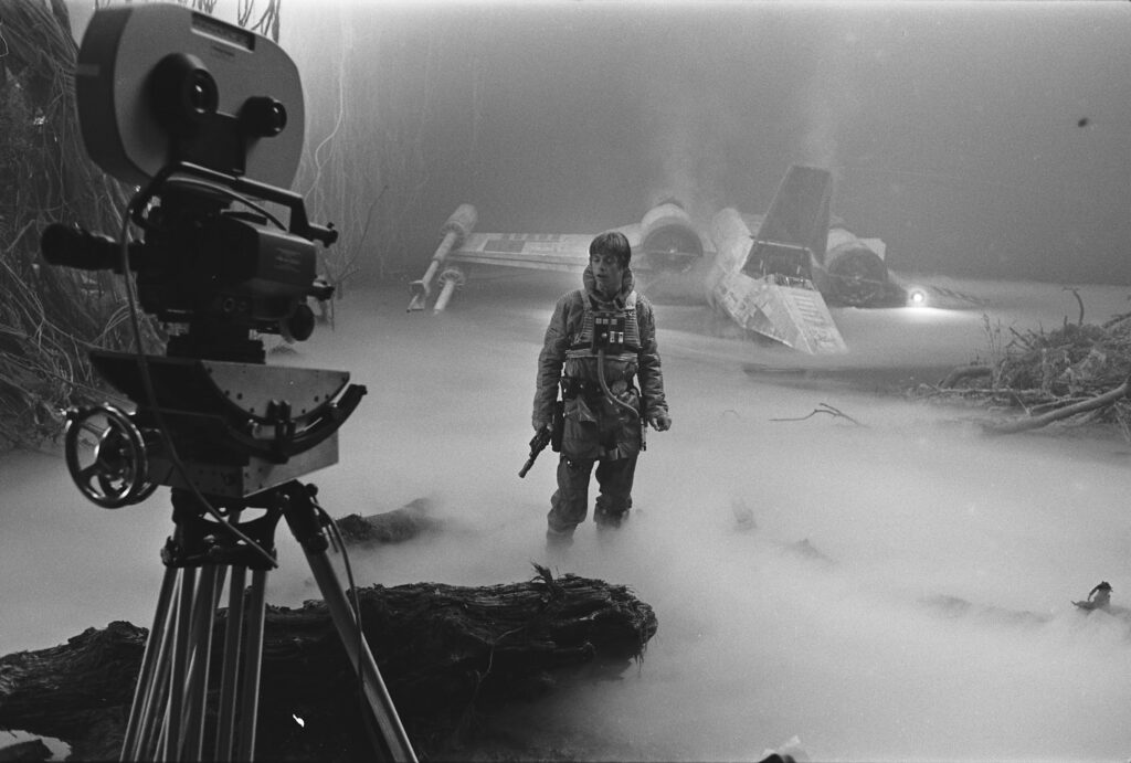 George Lucas saját úszómedencéjében forgatták A Birodalom visszavág egyik jelenetét Mark Hamill és a filmes stáb A Birodalom visszavág dagobahi díszletében