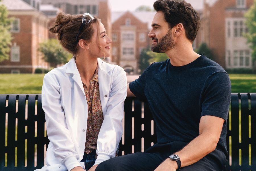 Lili Reinhart és Tom Bateman az A szerelem képlete című Prime Video-filmben