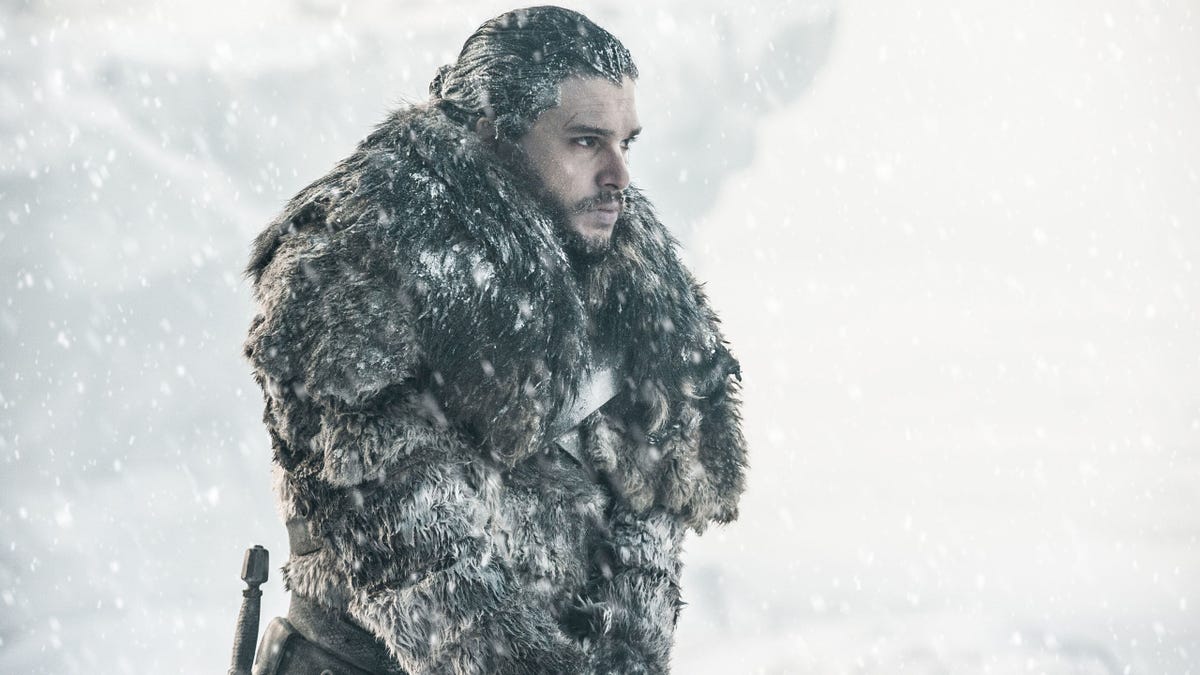 Jon Snow karddal a kezében halad a hóviharban a Falon túl