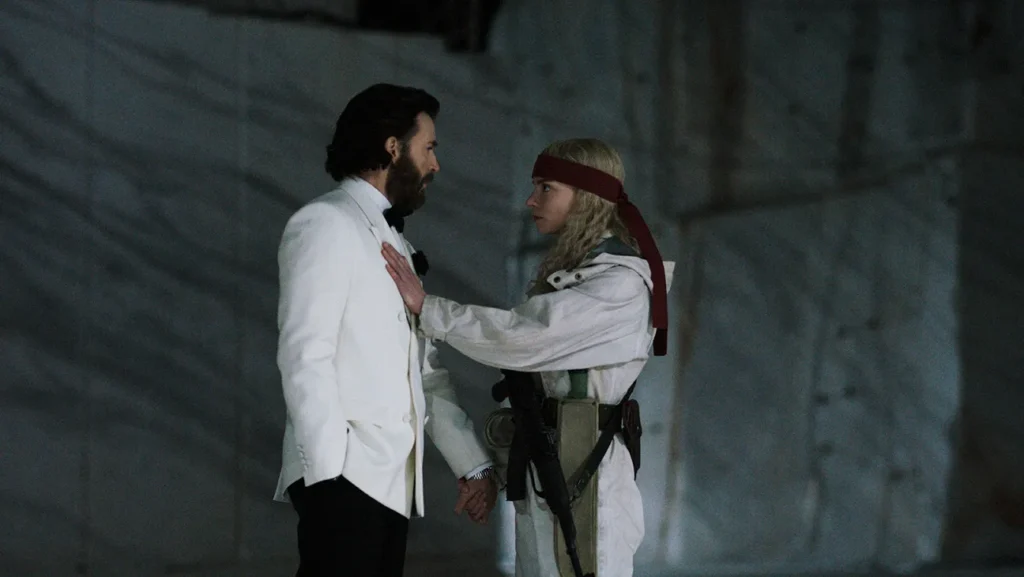 Anya Taylor-Joy egy vulkánba dobná Chris Evanst – megérkezett a Sacrifice új előzetese Chris Evans és Anya Taylor-Joy a Netflix Sacrifice filmjében