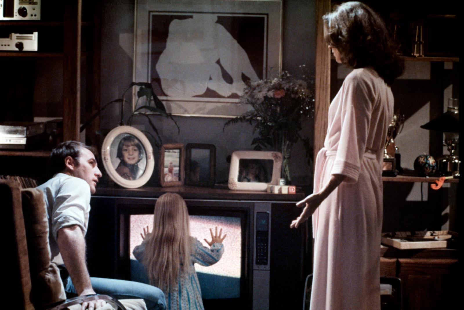 Carol Anne a televízió előtt az 1982-es Poltergeist című filmben