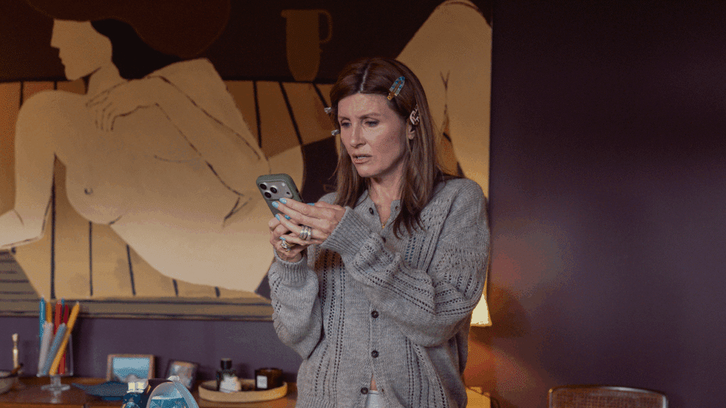 Sharon Horgan a Youth című HBO Max-sorozat egyik jelenetében