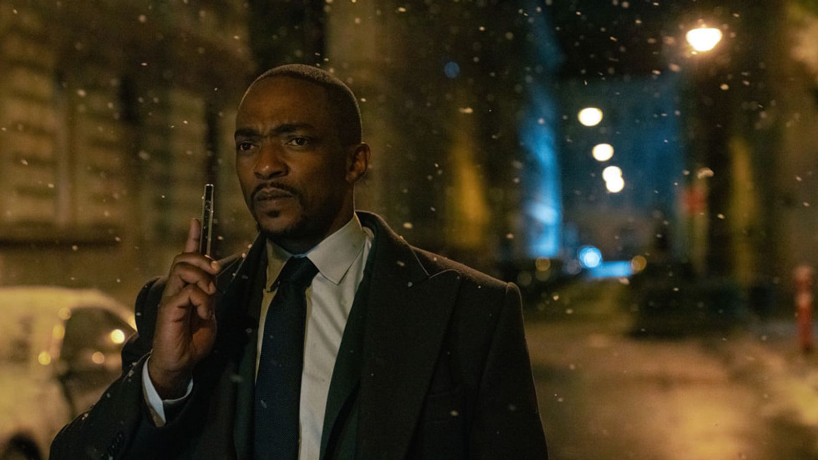 Anthony Mackie öltönyben telefonál egy éjszakai utcán a 12 12 12 Apple TV sorozatban