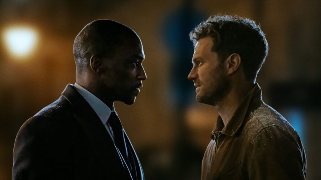 12 12 12: Anthony Mackie és Jamie Dornan bankrablós sorozata három idősíkon játszik az idővel Anthony Mackie és Jamie Dornan szemben áll egymással a 12 12 12 Apple TV sorozat egyik jelenetében