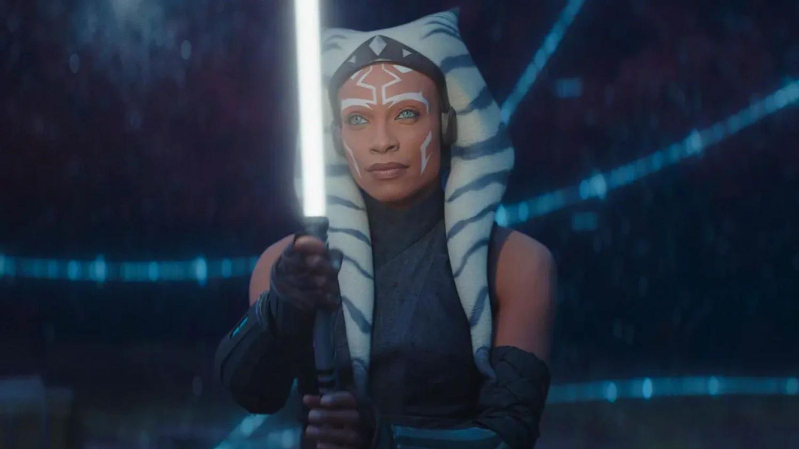 Rosario Dawson Ahsoka Tano szerepében fehér fénykardot tart az Ahsoka második évadában