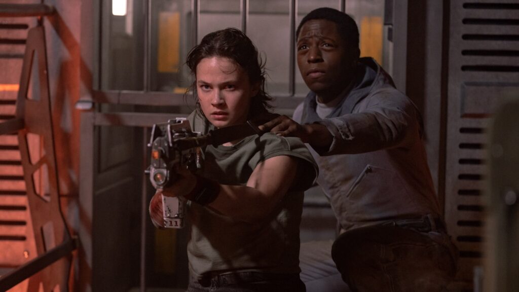 A Bálnahullás rendezője is dolgozott egy új Alien-filmen – most tisztázta a pletykákat Cailee Spaeny Rainként fegyvert szegez előre, mögötte David Jonsson Andyként az Alien: Romulus című filmben