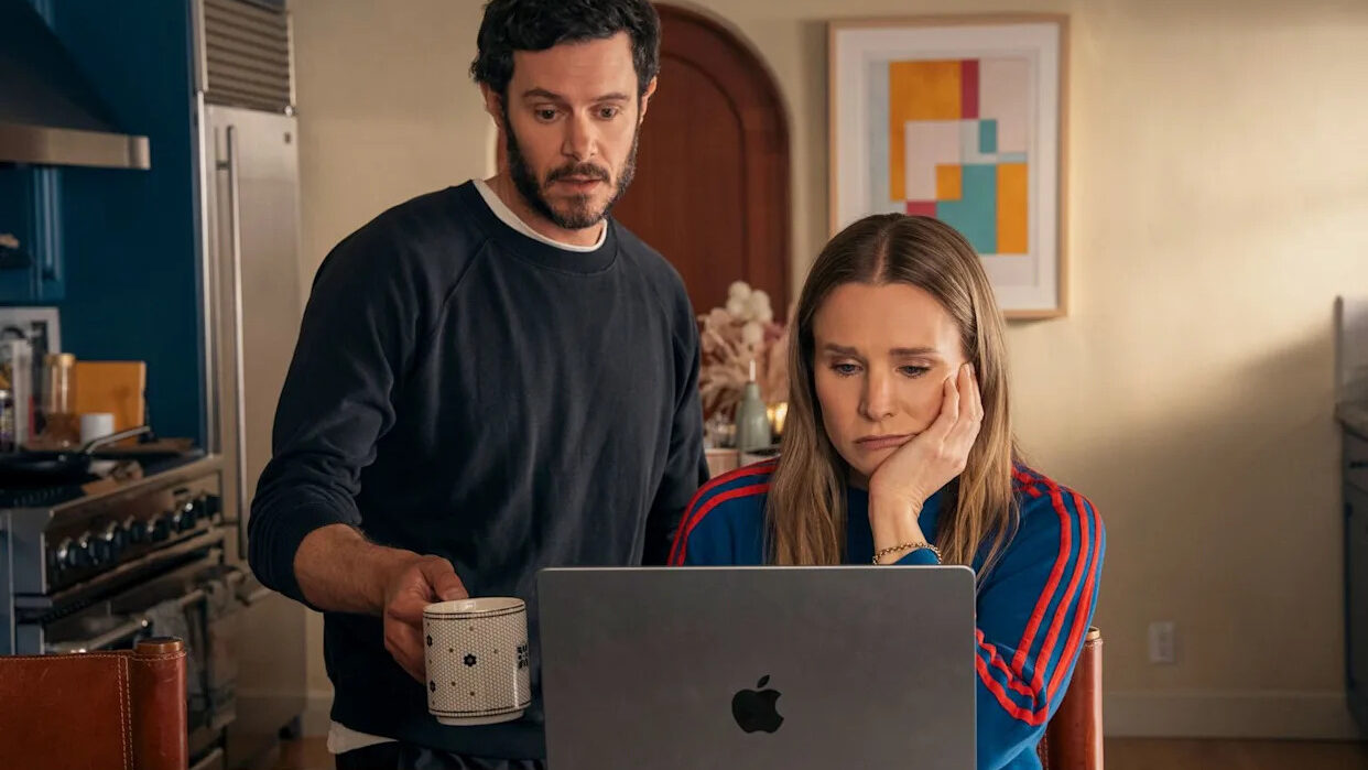 Joanne és Noah együtt néznek egy laptopot a Bármit, csak ezt ne című sorozatban
