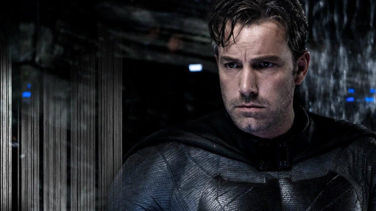 Ben Affleck Batman jelmezében, komor tekintettel a Batman Superman ellen film egyik jelenetében