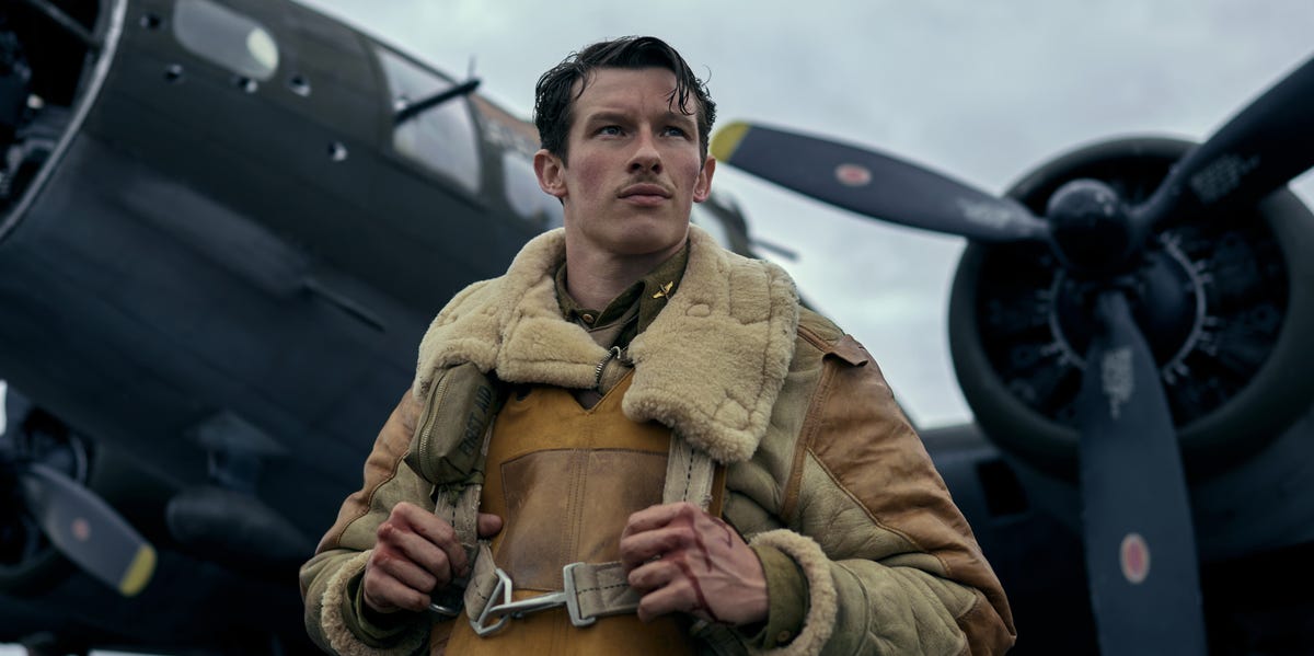 Callum Turner Bucky Egan szerepében A levegő urai című sorozatban