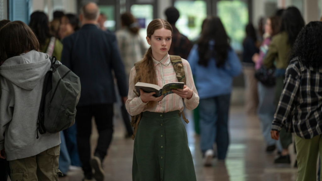 Megérkezett a Carrie – Flanagan nem a vérrel, hanem az együttérzéssel változtatott a történeten Summer H. Howell Carrie White szerepében könyvvel a kezében az iskola folyosóján, a 2026-os Carrie sorozatban