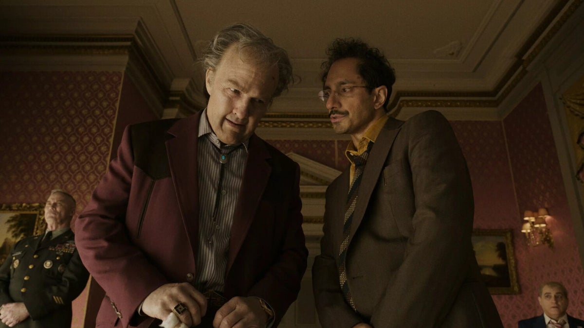 Tom Cruise és Riz Ahmed a Digger című film egyik jelenetében