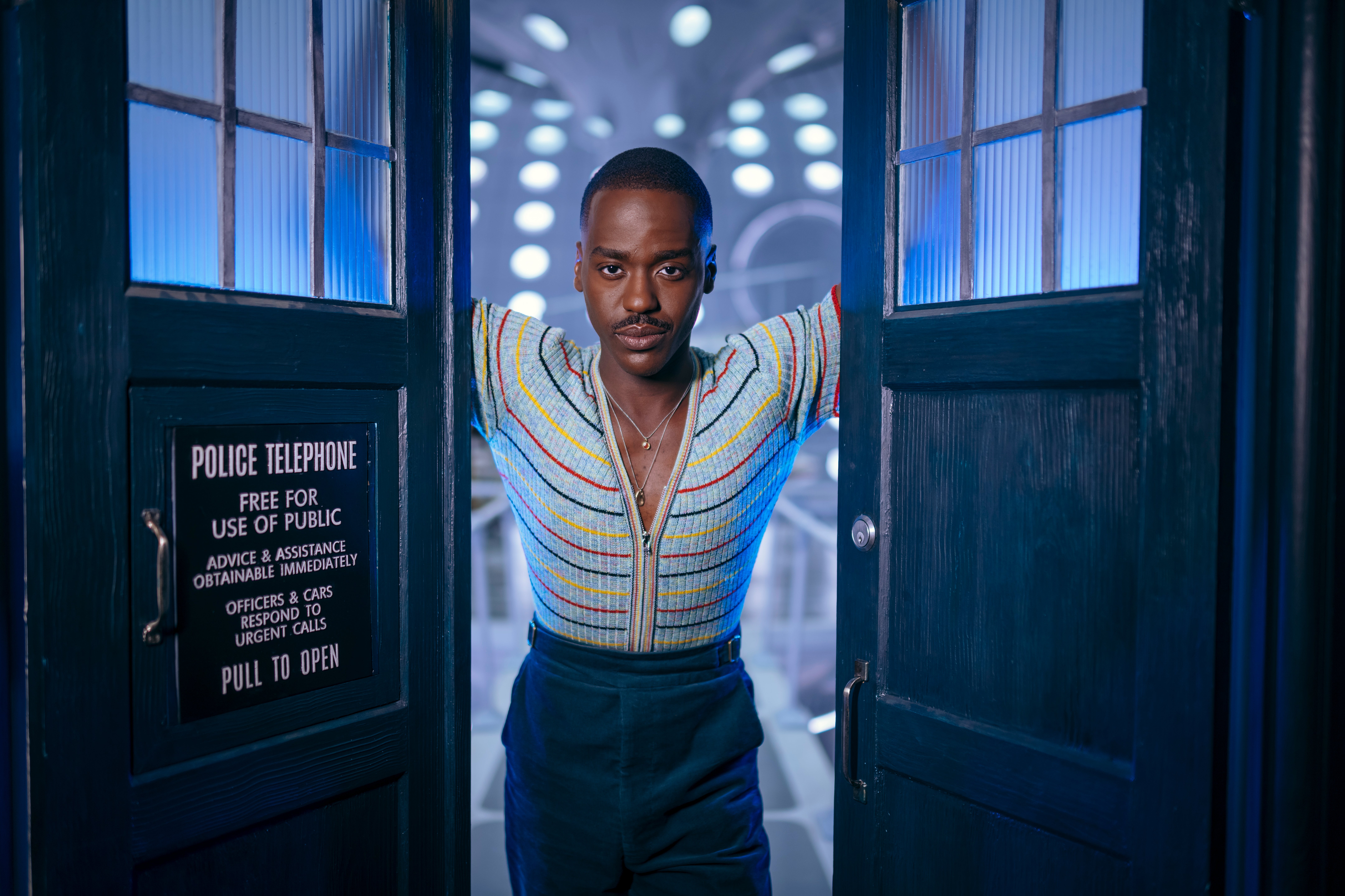 Ncuti Gatwa a TARDIS ajtajában a Doctor Who című sorozatban