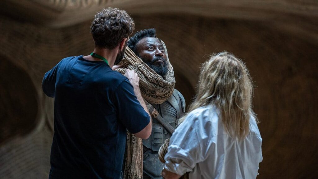 Hollywood már más országokba vitt filmeket, pedig Magyarországon rekordokat döntött a filmgyártás A Dűne második részének forgatásán a stáb a színész jelmezét igazítja