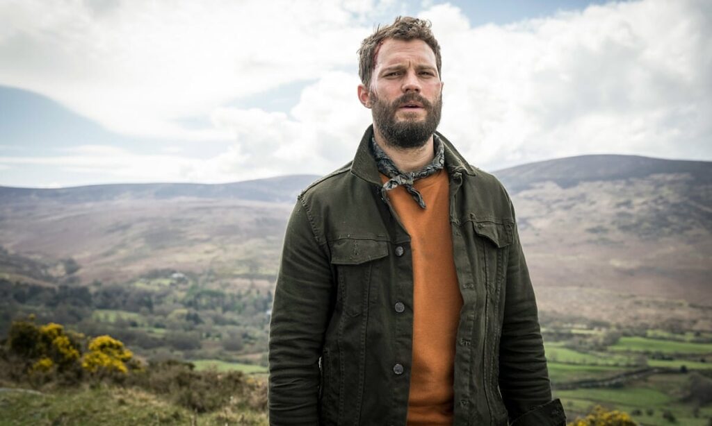 Jamie Dornan saját magával kerül szerelmi háromszögbe a Netflix új thrillerében Jamie Dornan a The Twin sorozat forgatási felvételén, skót vidéki táj előtt