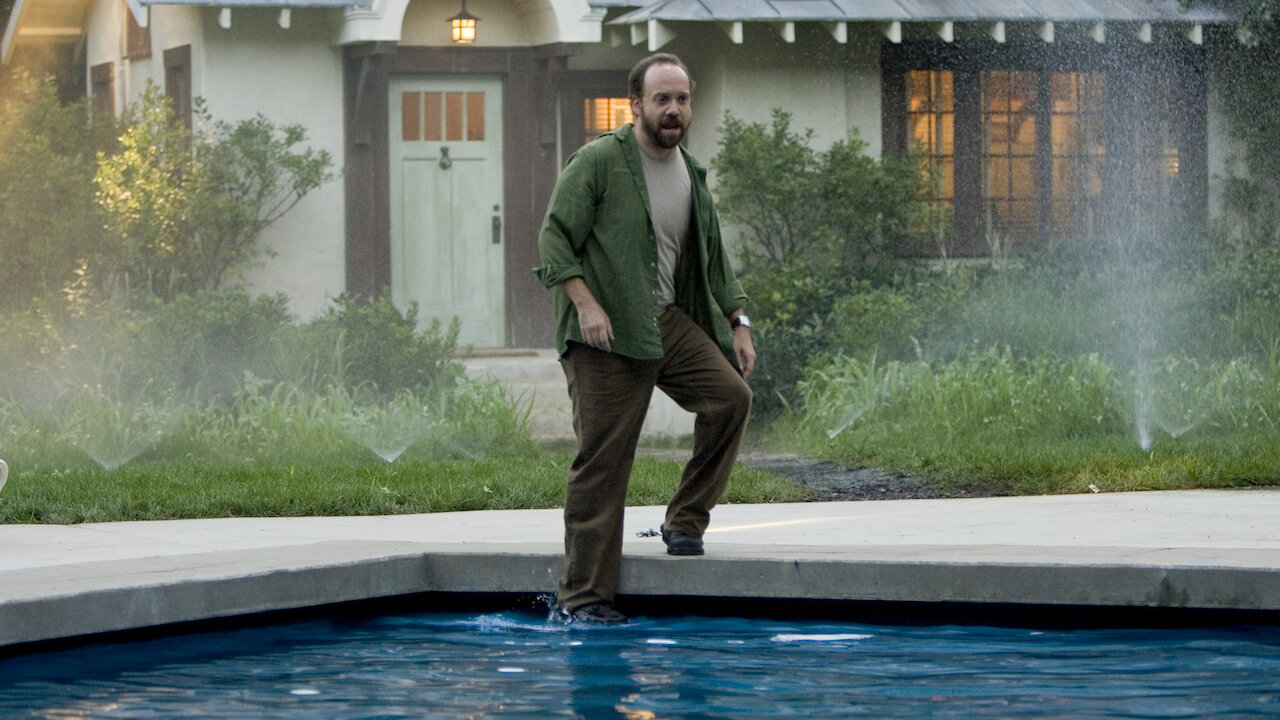 Paul Giamatti Cleveland Heep szerepében a Lány a vízben című film egyik medenceparti jelenetében