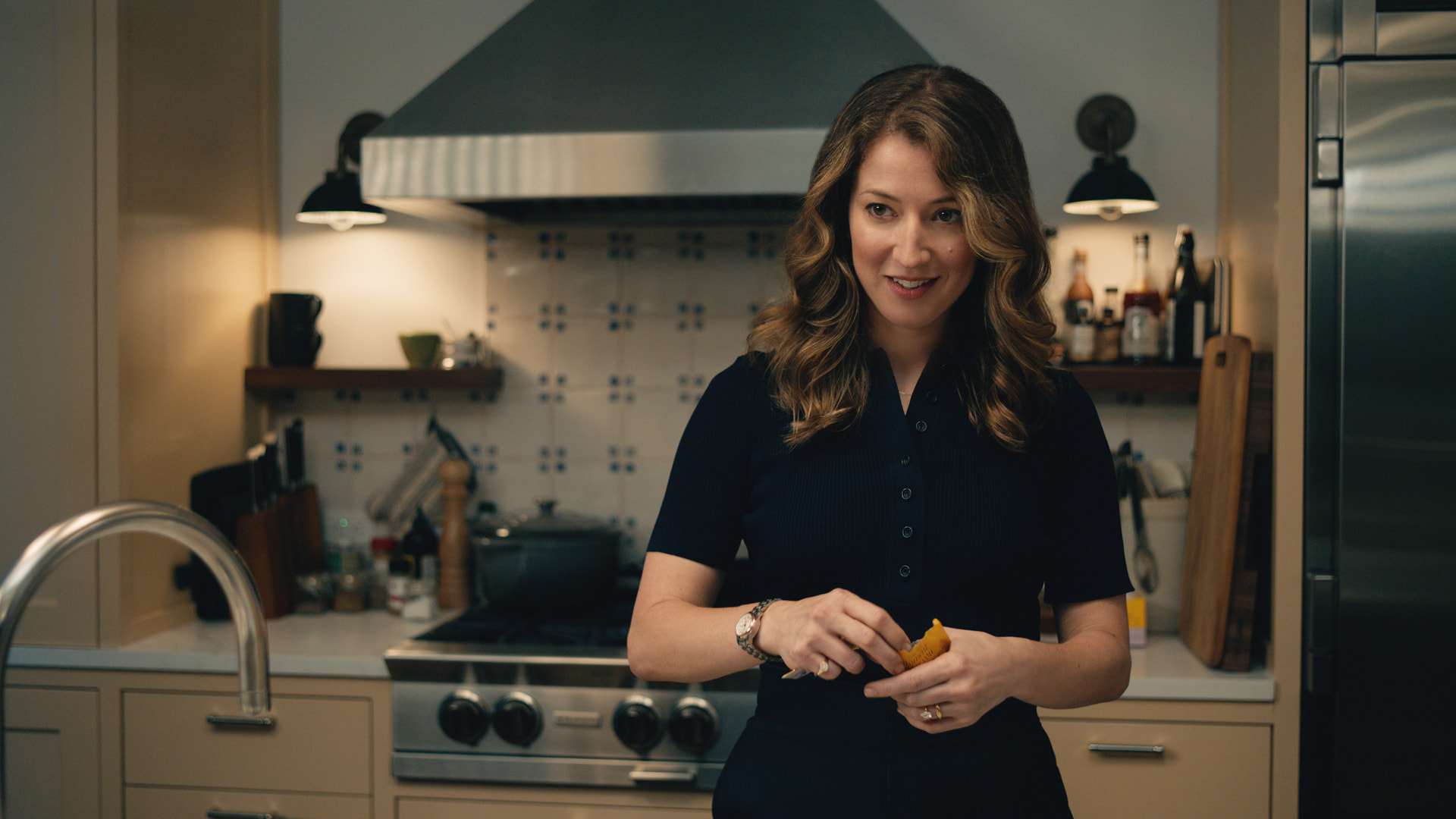 Tatiana Maslany Paula Sandersként a Maximum Pleasure Guaranteed című sorozat konyhai jelenetében