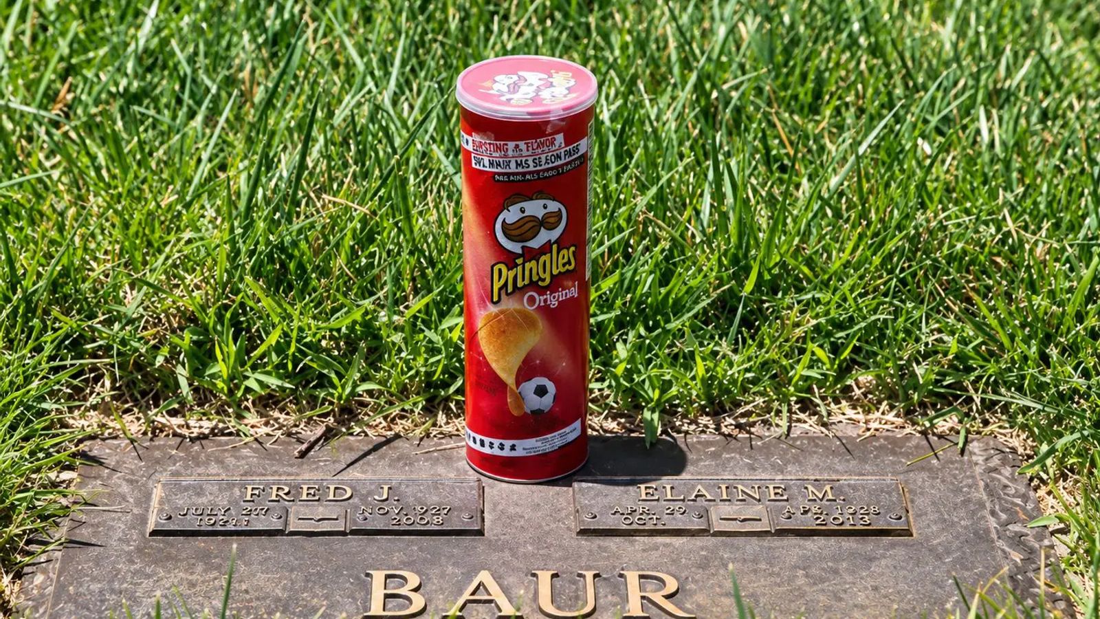 Pringles-doboz egy temetői emlékhelyet megidéző illusztráción