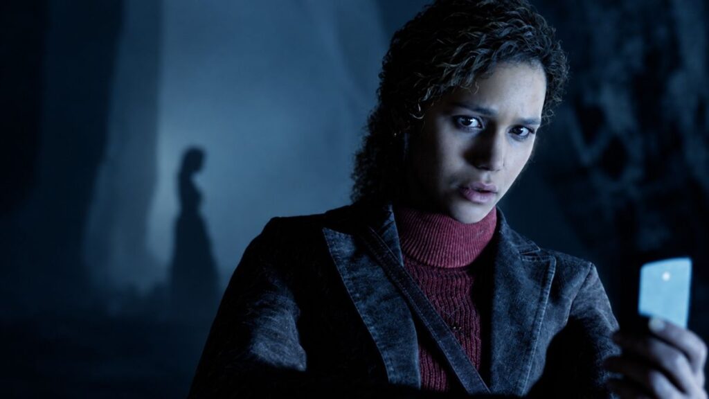 Telefonból lesz szellemvadász felszerelés – játékot kap A Démonok között a Netflixen Francesca Noakes spirit boxot tart a kezében a The Conjuring: Unspoken játékban