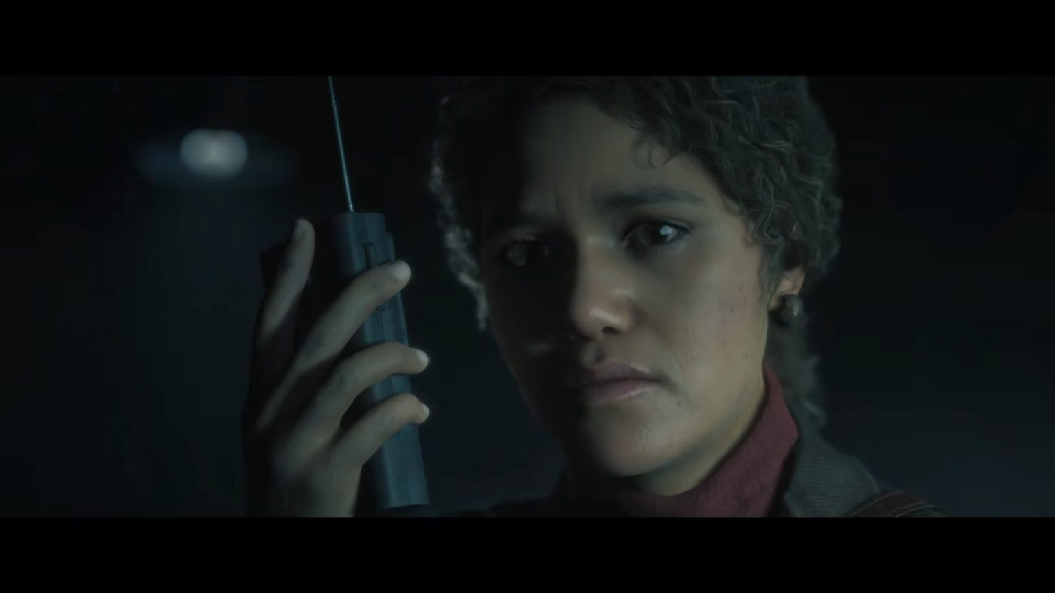 Francesca Noakes szellemvadász eszközzel a The Conjuring: Unspoken egyik jelenetében