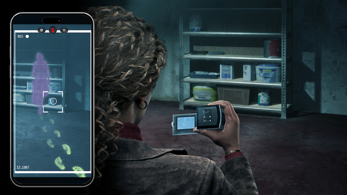 Francesca a telefon képernyőjén egy kísértetet és rejtélyes lábnyomokat vizsgál a The Conjuring: Unspoken játékban