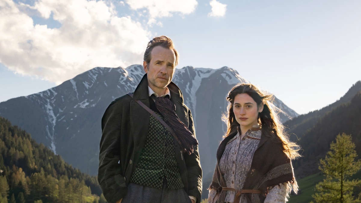 Rafe Spall és Deleila Piasko a The Death of Sherlock Holmes című sorozatban