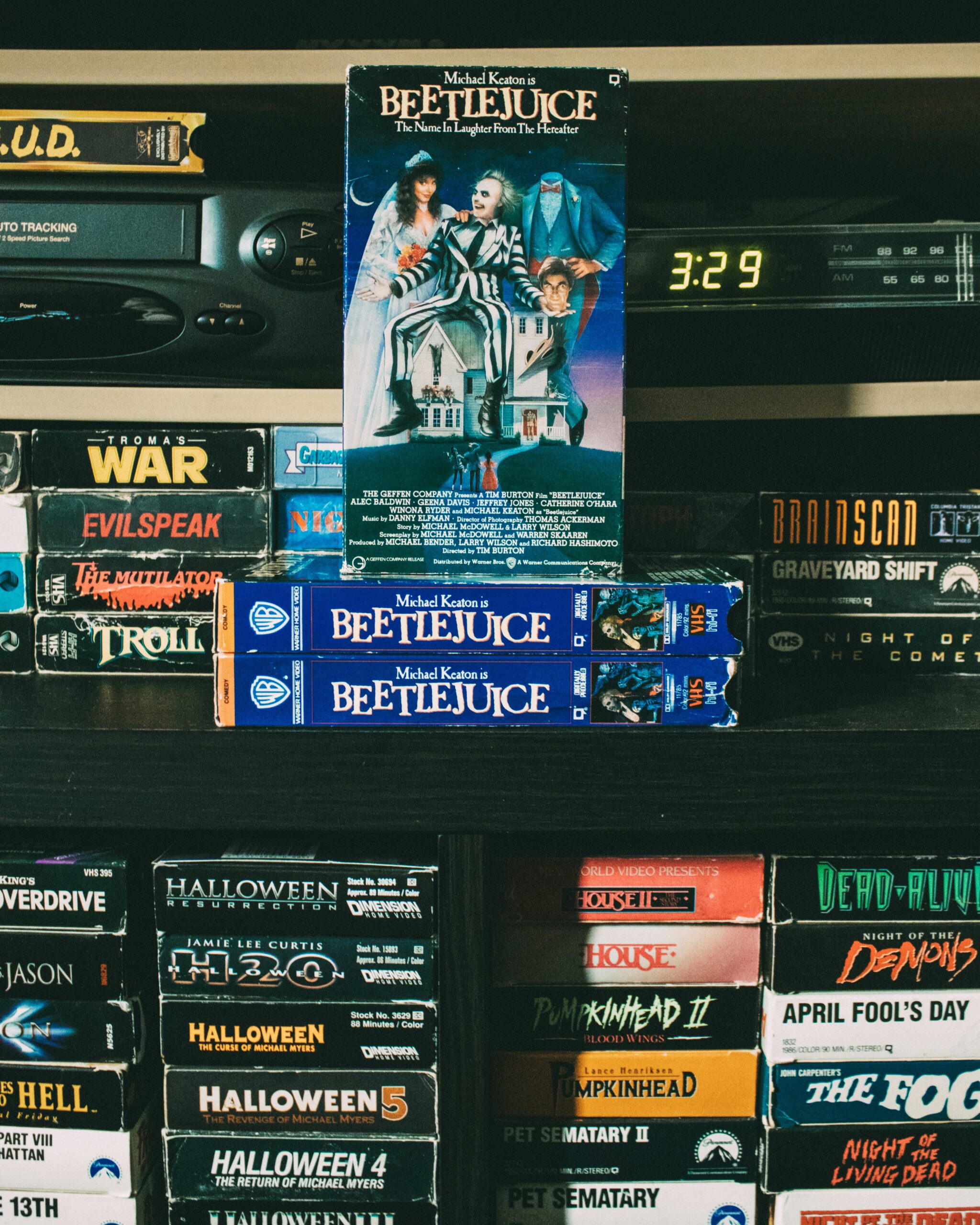VHS-filmek egy fizikai filmgyűjtemény polcán