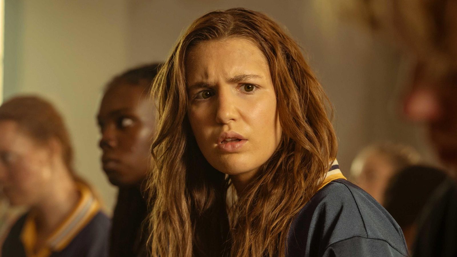 Sophie Nélisse Shauna szerepében, a Yellowjackets korábbi évadának iskolai jelenetében