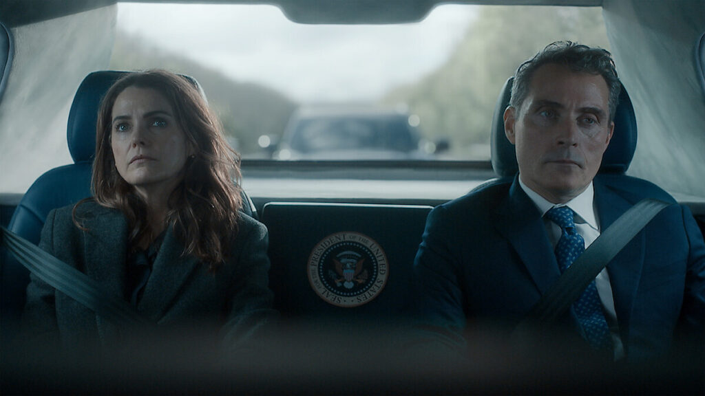 A diplomata visszatér a Netflixre – Kate Wyler már a saját férjében sem bízhat Keri Russell Kate Wyler szerepében A diplomata negyedik évadának jelenetében