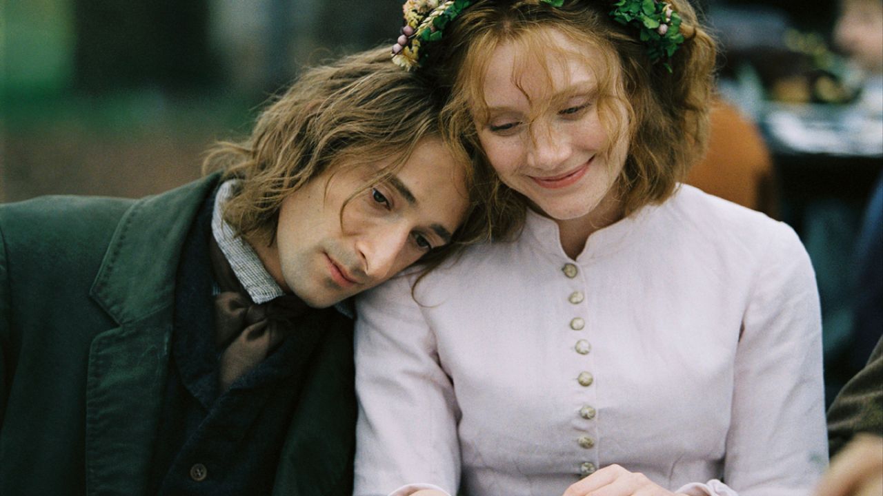 Ivy és Lucius egymás mellett A falu című film egyik jelenetében