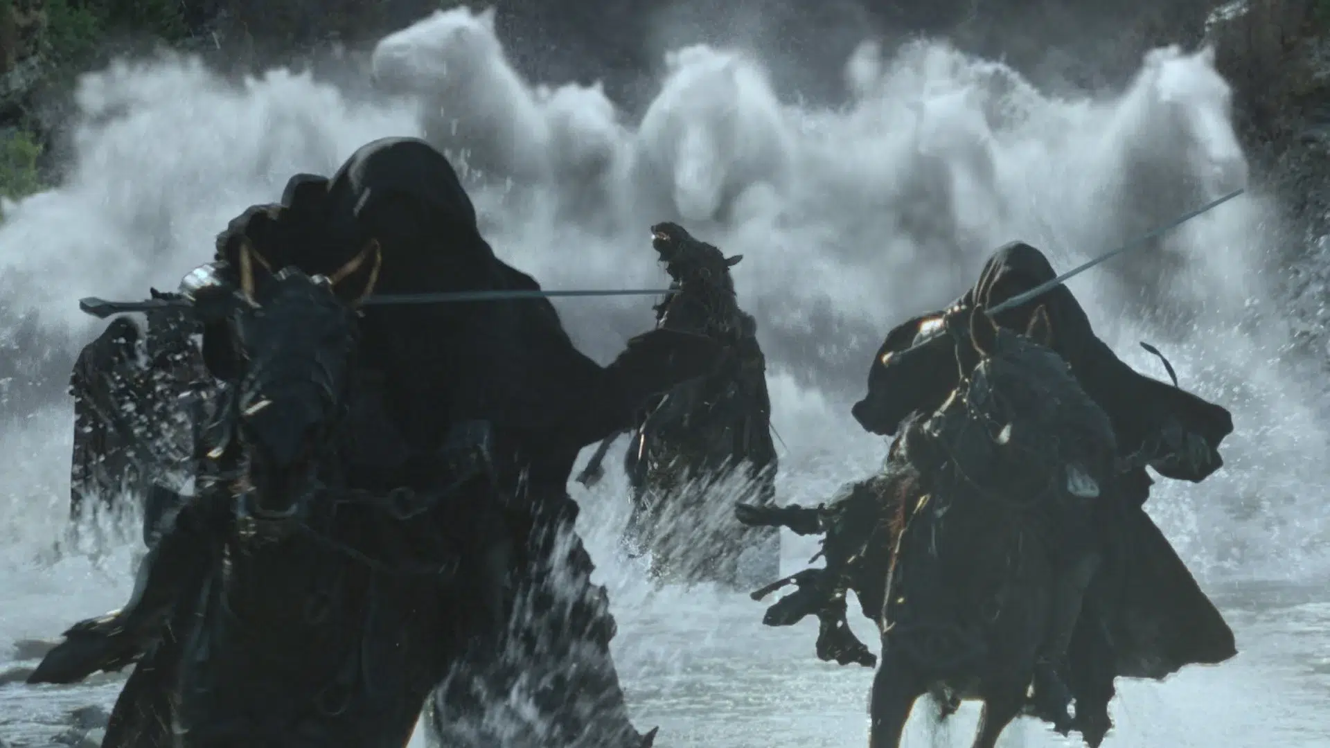 A Nazgûlok fekete lovakon a Bruinen folyó gázlójánál, háttérben hatalmas vízáradattal