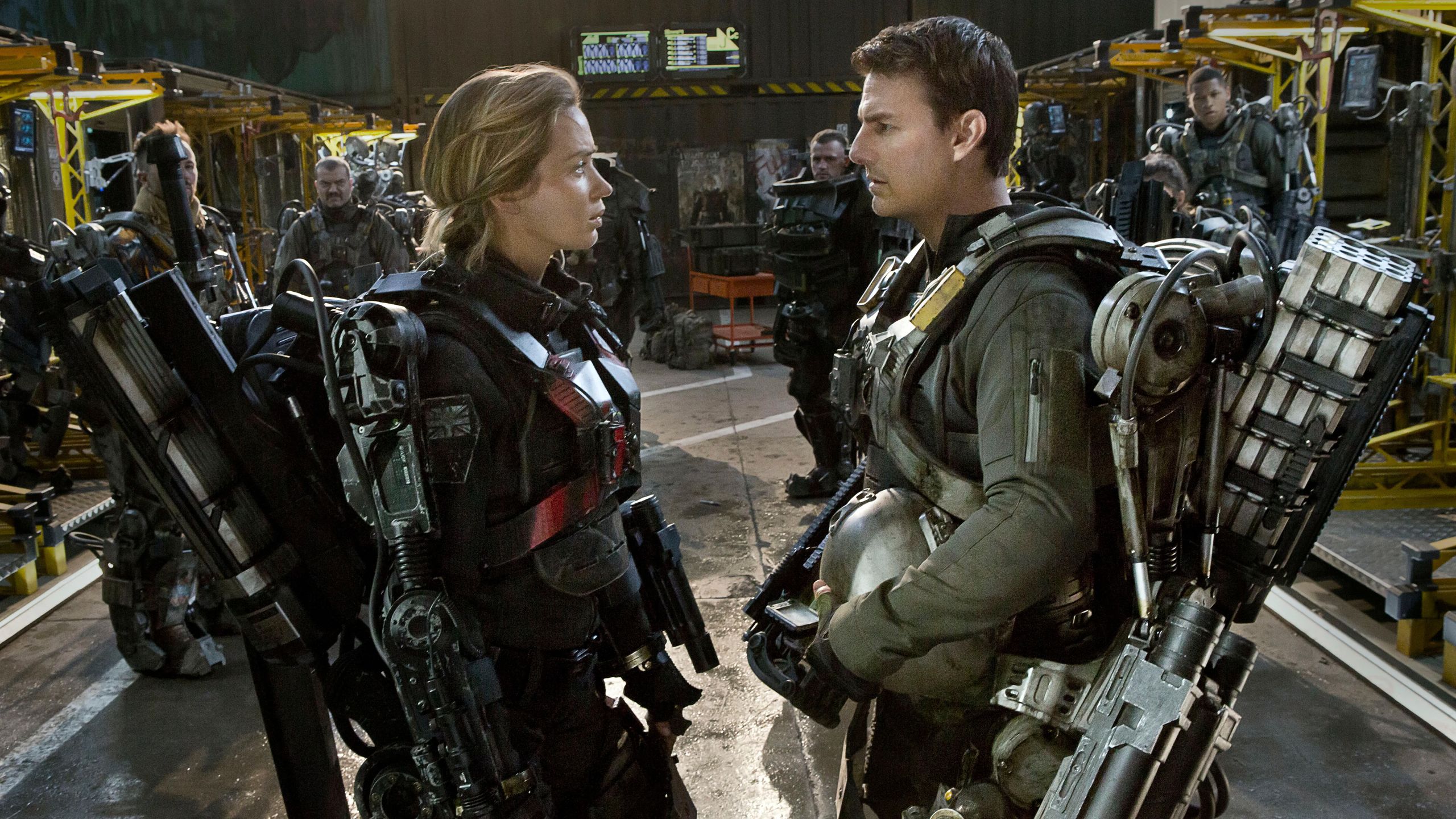 Tom Cruise és Emily Blunt harci felszerelésben A holnap határa című filmben