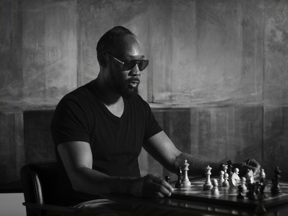 RZA sakkozik A legértékesebb zenei album dokumentumfilm egyik felvételén.