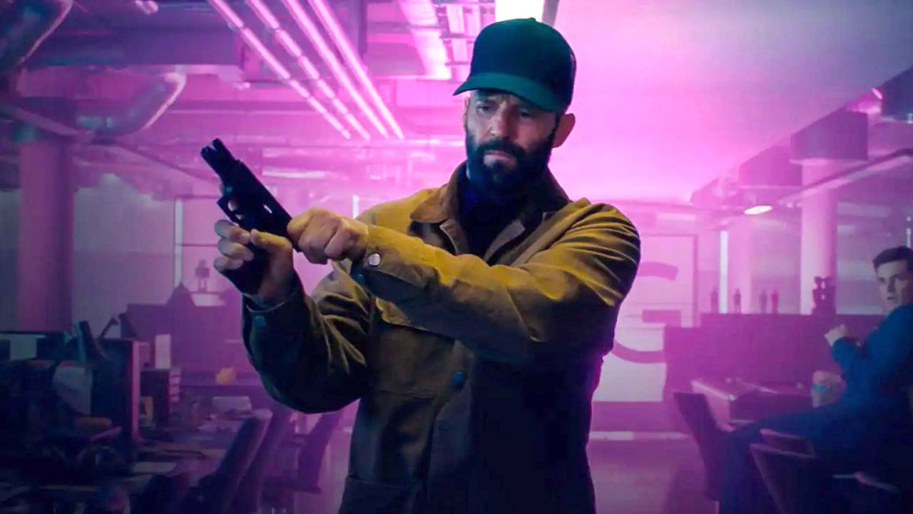 Jason Statham fegyverrel, rózsaszín fényben megvilágított helyiségben A méhész 2. egyik jelenetében