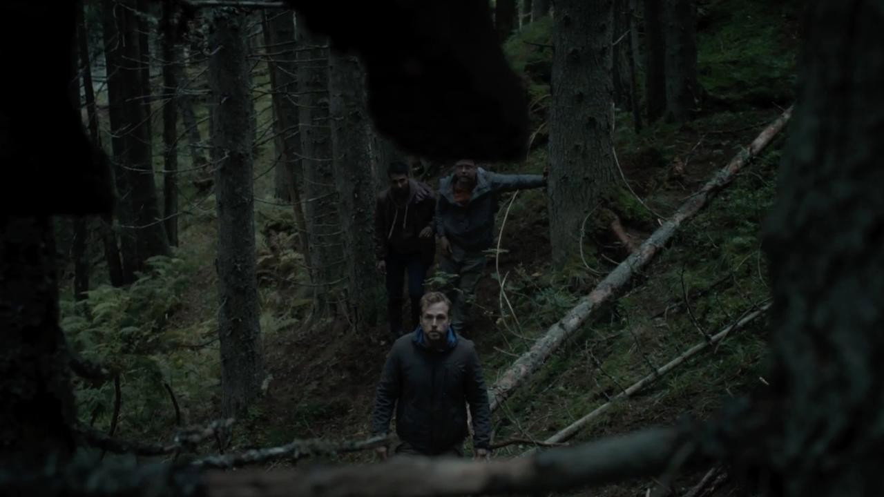 A rítus című filmben négy barát a sötét skandináv erdőben halad.