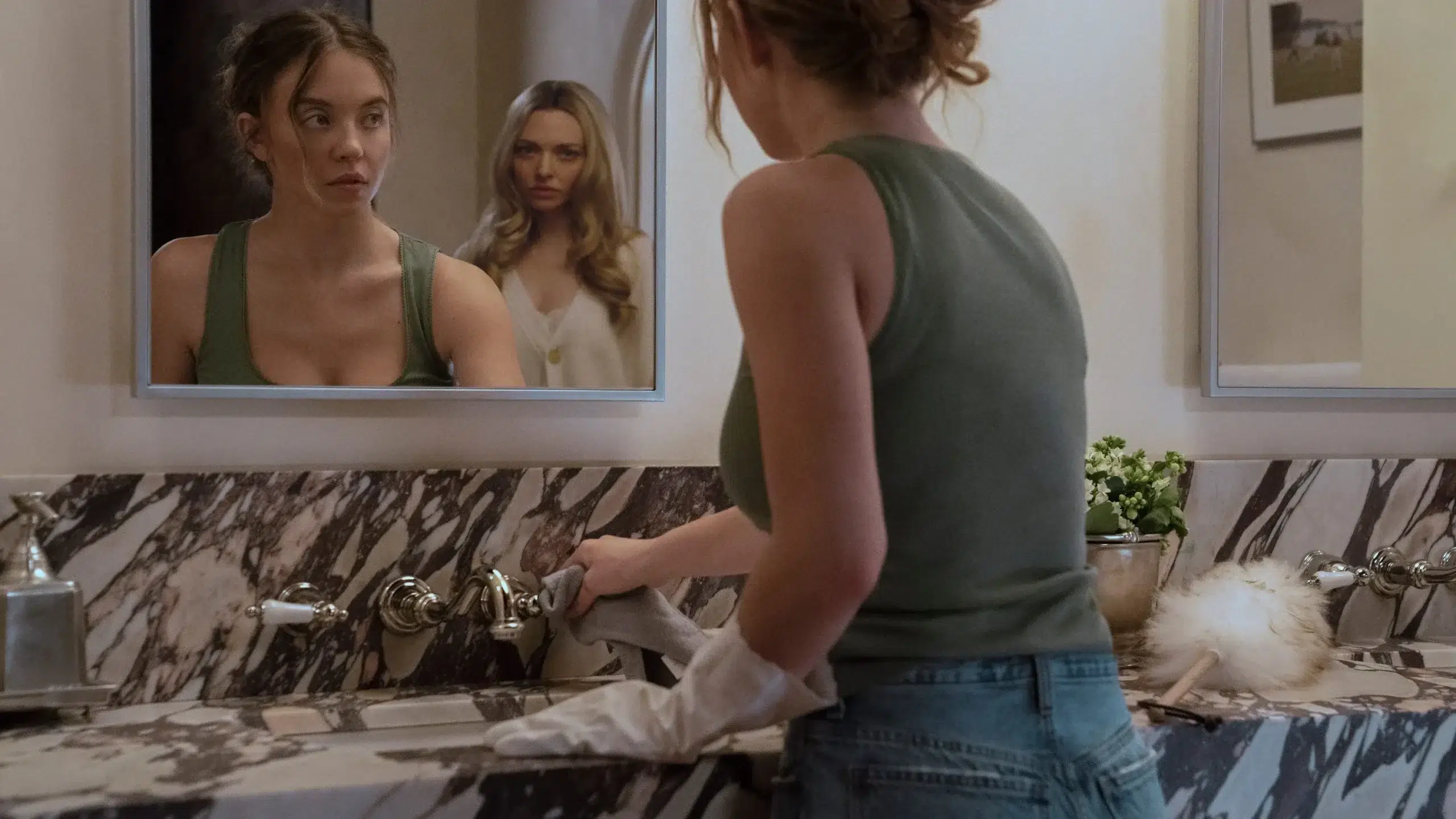 Sydney Sweeney Millie szerepében, mögötte Amanda Seyfried Nina alakjában A téboly otthona egyik jelenetében