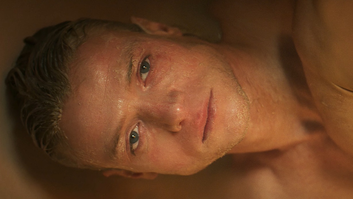 Matt Hagen szemből fényképezett arca az Agyagpofa című DC-film egyik jelenetében