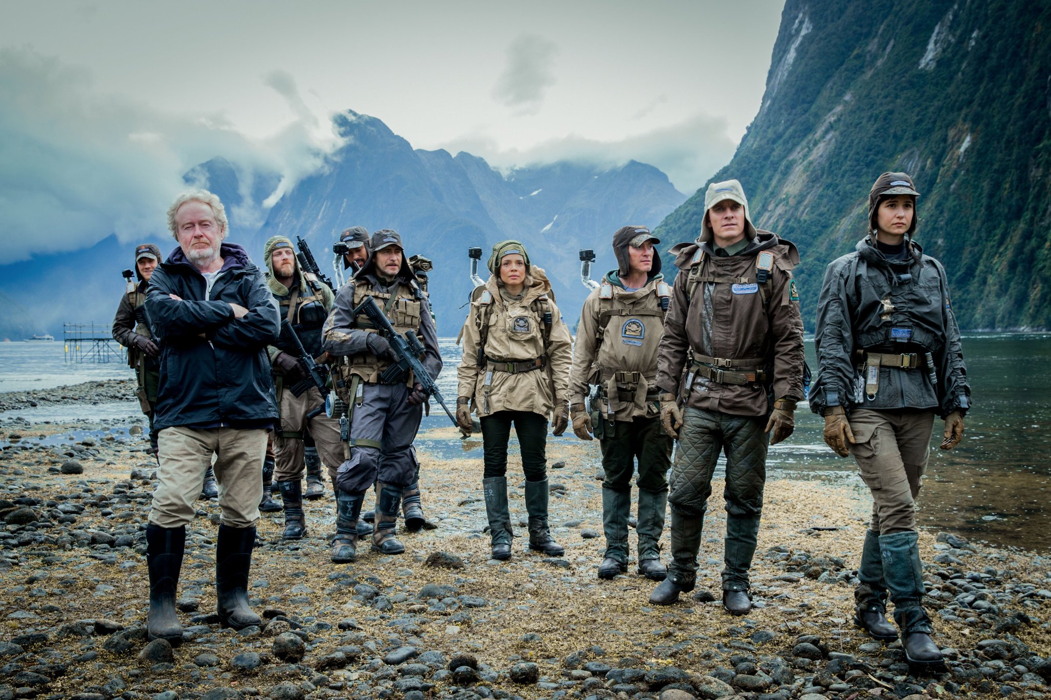 Ridley Scott és a főszereplők az Alien: Covenant forgatásán.