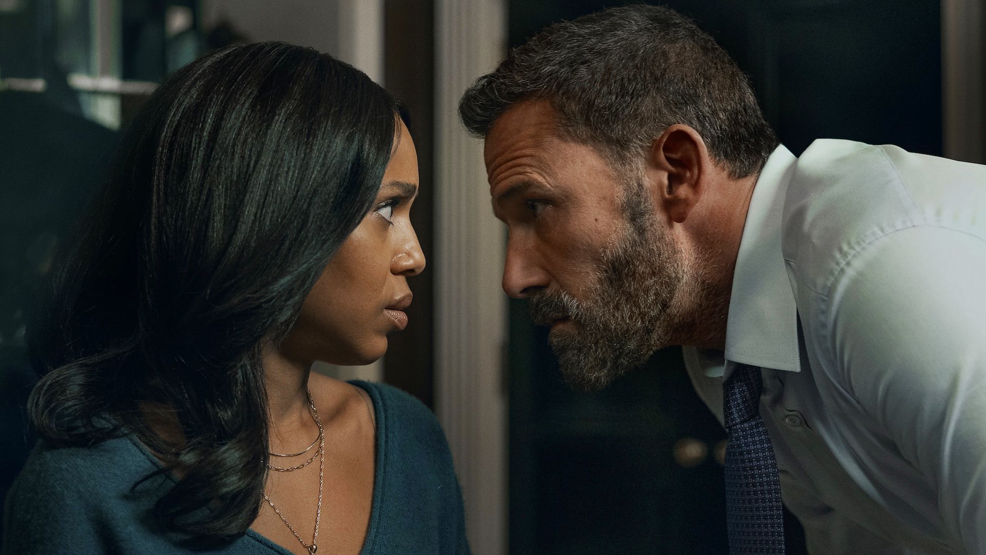 Ben Affleck és Kerry Washington közelről beszélget az Állatok című filmben