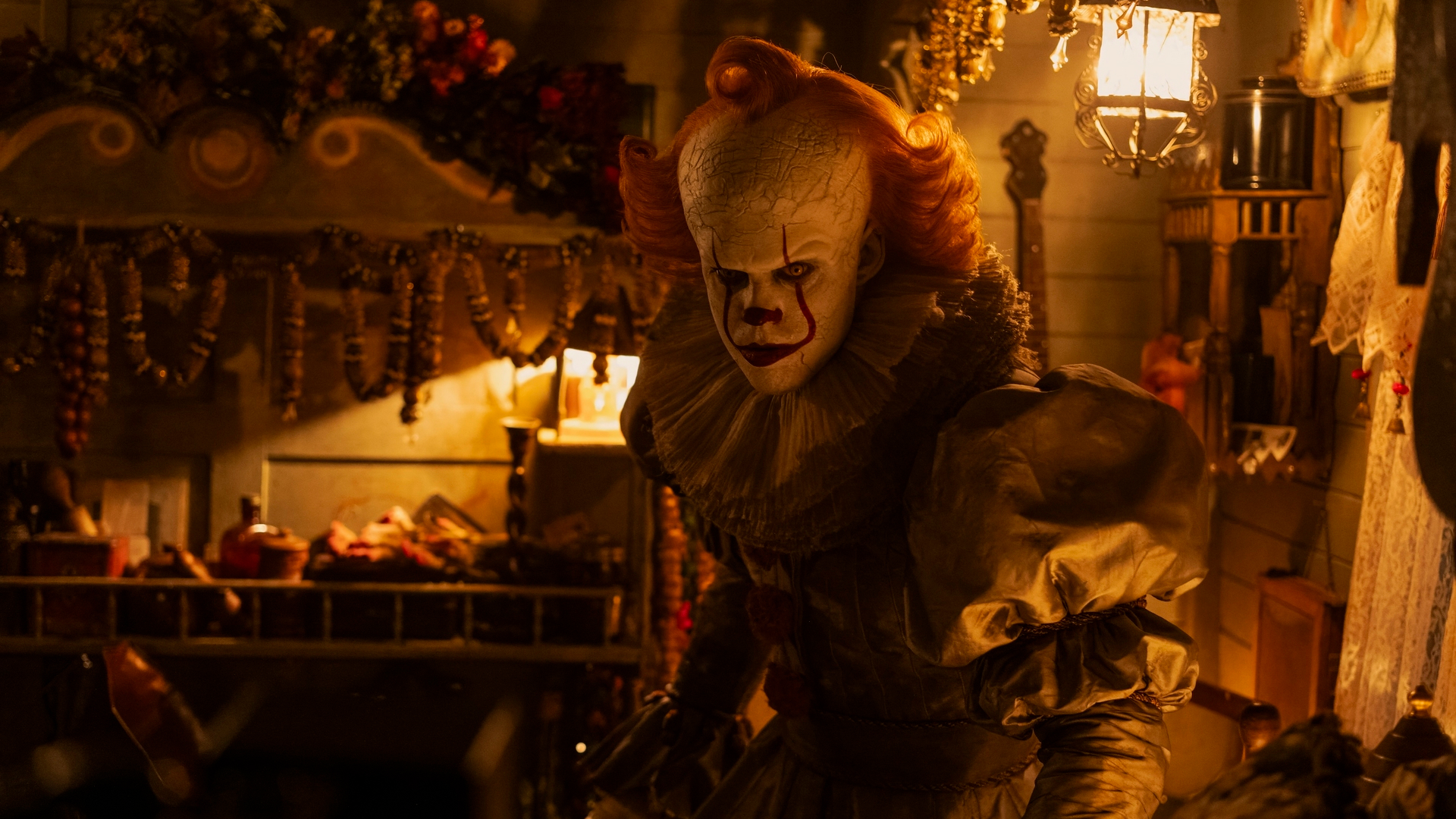 Pennywise egy félhomályos öltözőben az Az: Üdvözlünk Derryben című sorozatban.
