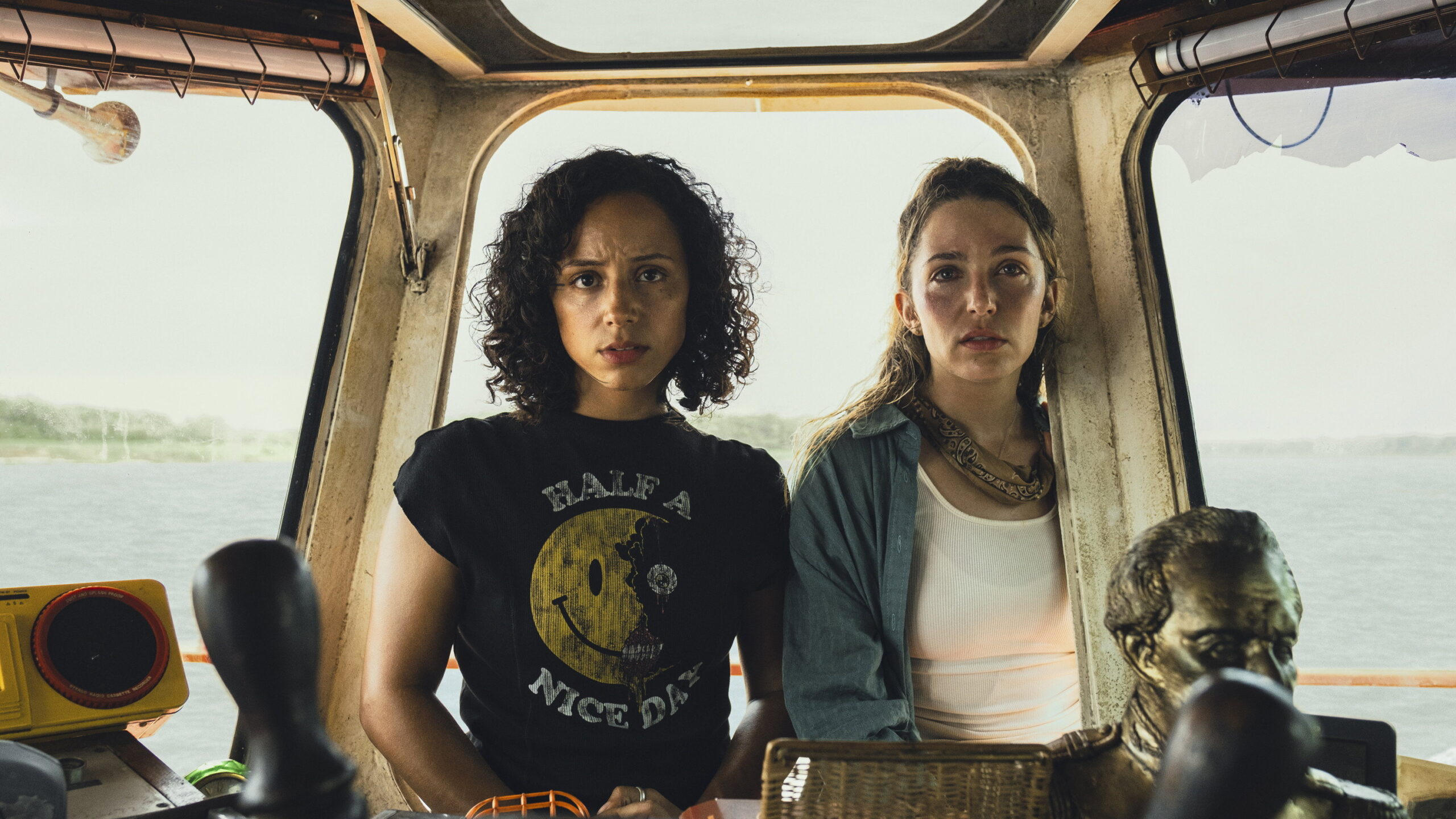 Jessica Rothe és Kiana Madeira a Beware Boiúna című film hajóján, egy jelenetben