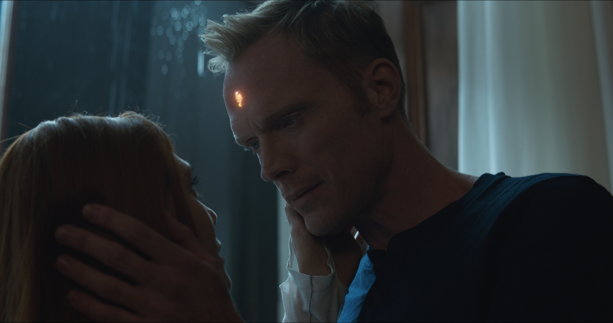 Paul Bettany Vízióként Wanda Maximoff arcát érinti a Bosszúállók: Végtelen háború egyik jelenetében