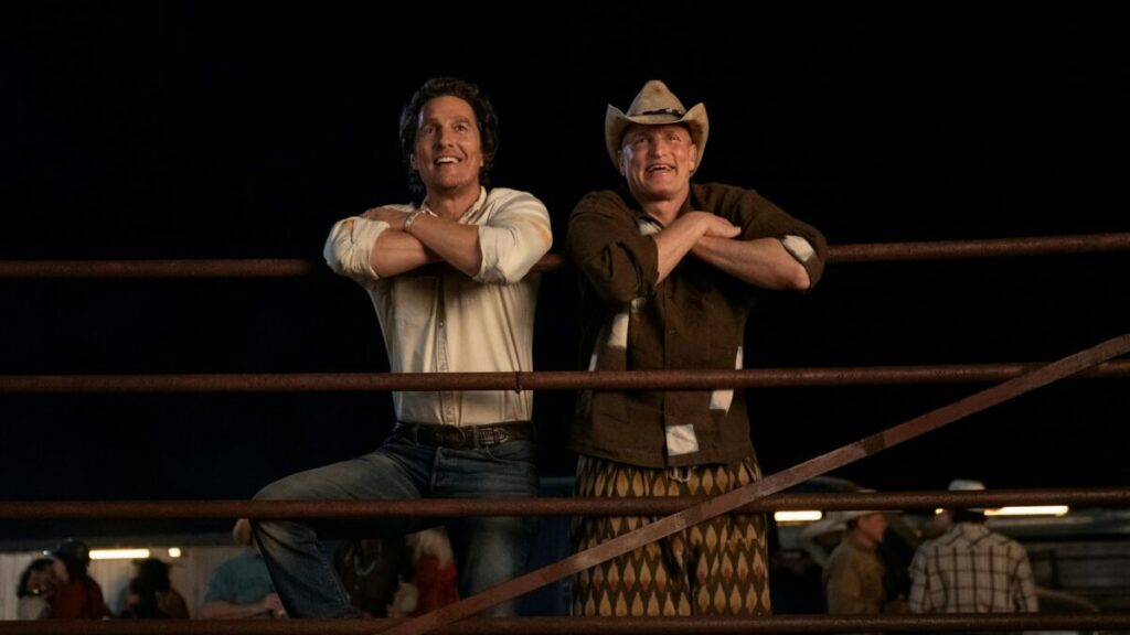 Brothers kritika: McConaughey és Harrelson zseniális páros – csak a forgatókönyvnek nem szóltak Matthew McConaughey és Woody Harrelson egy korlátnál mosolyogva a Brothers című sorozat jelenetében
