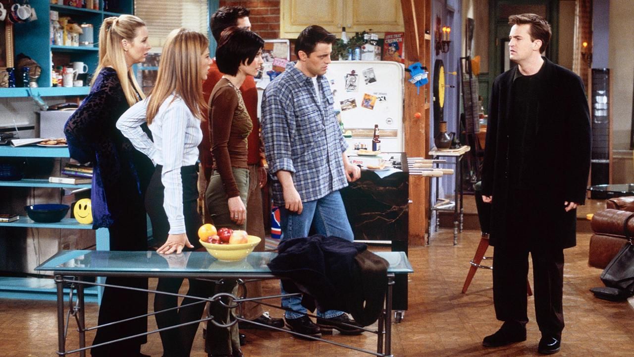 Matthew Perry Chandler Bing szerepében a többi főszereplő oldalán a Jóbarátok sorozatban