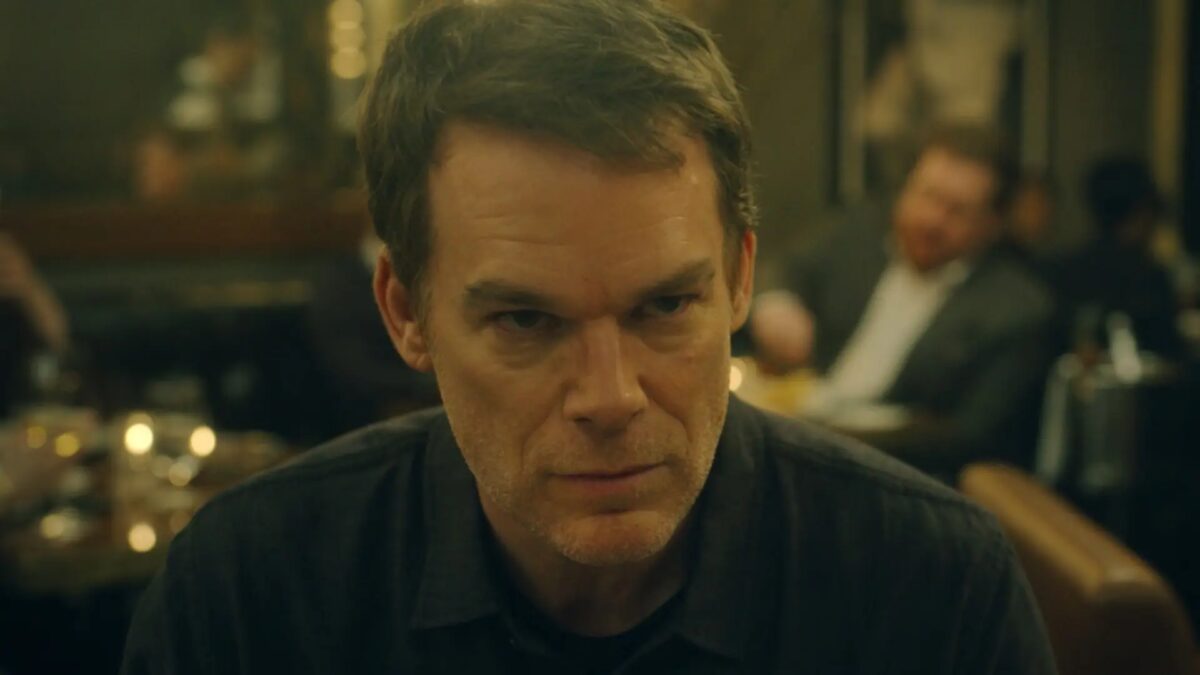 Michael C. Hall Dexter Morganként egy sötét éttermi jelenetben