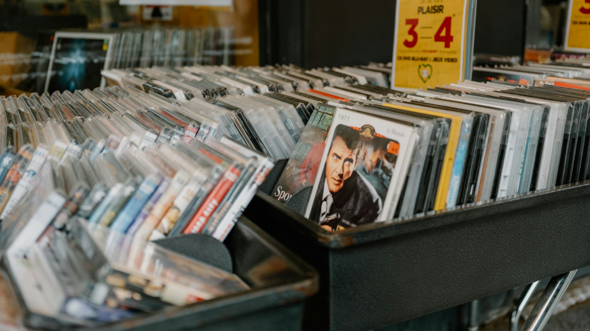 DVD-filmek és lemezkiadások sorakoznak egy polcon