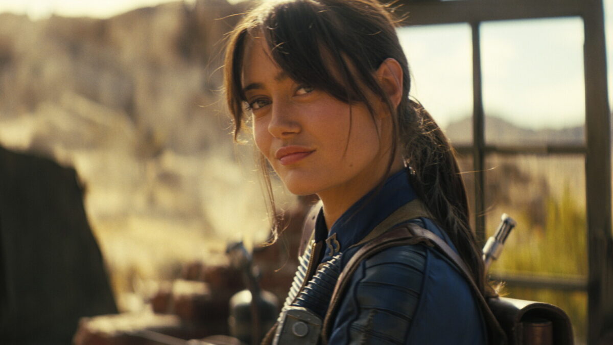 Ella Purnell Lucy szerepében a Fallout című Prime Video-sorozat napsütötte pusztaságában