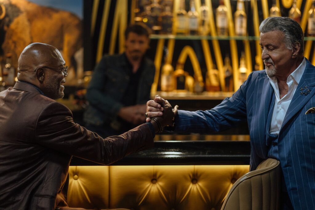 Frisco King: Samuel L. Jackson új gengszterbirodalma nem egyszerűen A Tulsa királya másolata akar lenni Samuel L. Jackson, mint Russell Lee Washington Jr., Garrett Hedlund, mint Mitch, és Sylvester Stallone mint Dwight Manfredi a Frisco King, 1. részében.