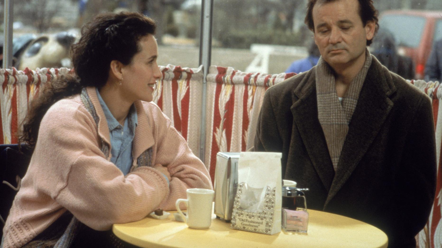 Bill Murray Phil Connorsként az Idétlen időkig egyik kávézós jelenetében